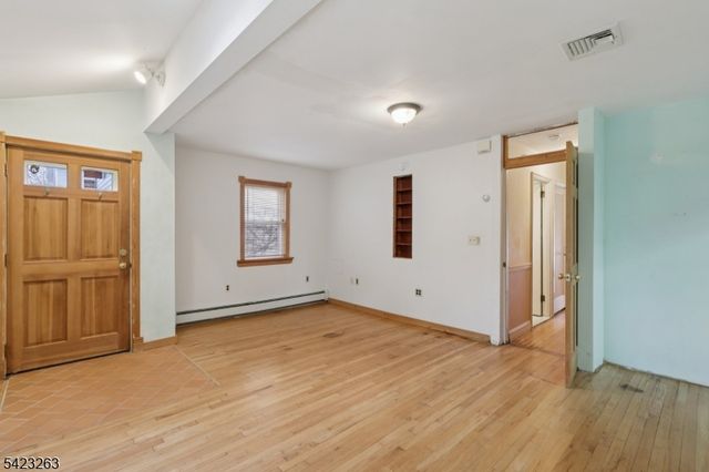27 Jagoe St, Bergenfield Boro, NJ 07621