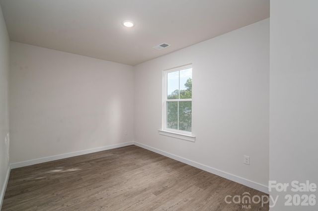504 12TH Avenue NE, Hickory, NC 28601
