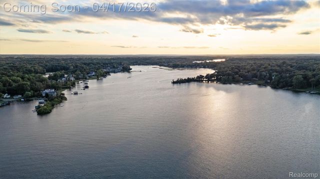 5305 Elmgate Bay Drive, Orchard Lake Village, MI 48324