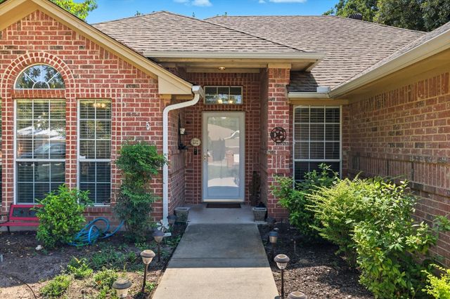 416 Meadowcrest Drive, Azle, TX 76020