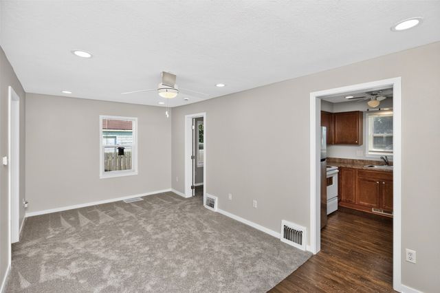 916 Rose Avenue, Des Moines, IA 50315