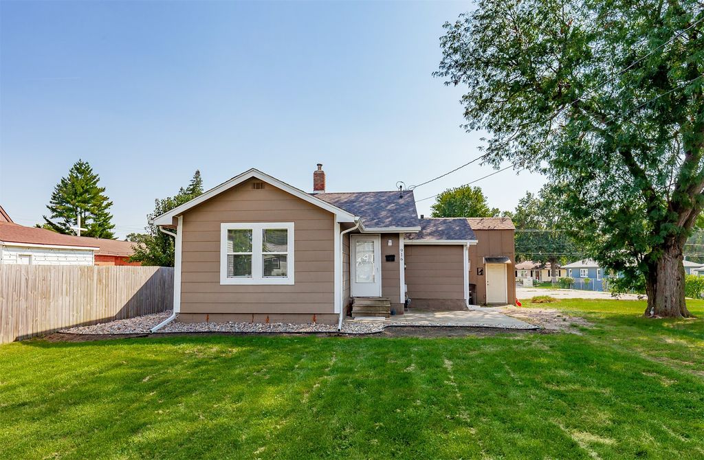916 Rose Avenue, Des Moines, IA 50315
