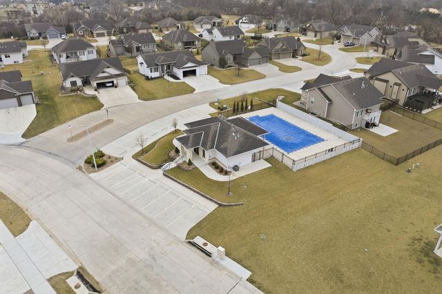 5962 Forbes Ct, Bel Aire, KS 67220