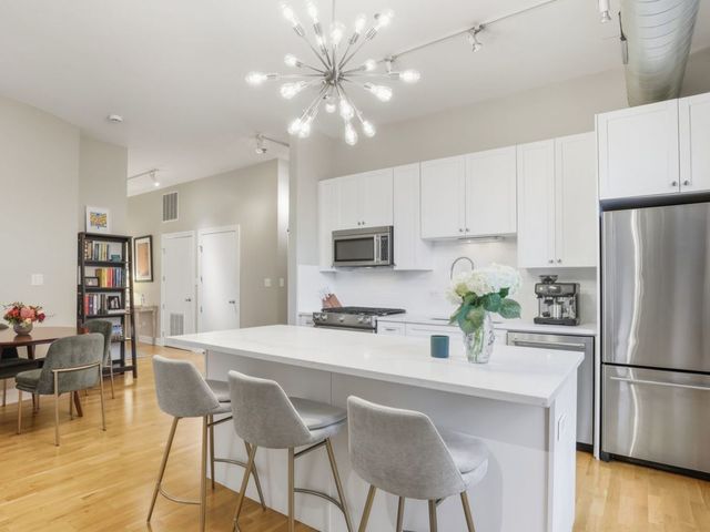 23 N Green Street 202, Chicago, IL 60607