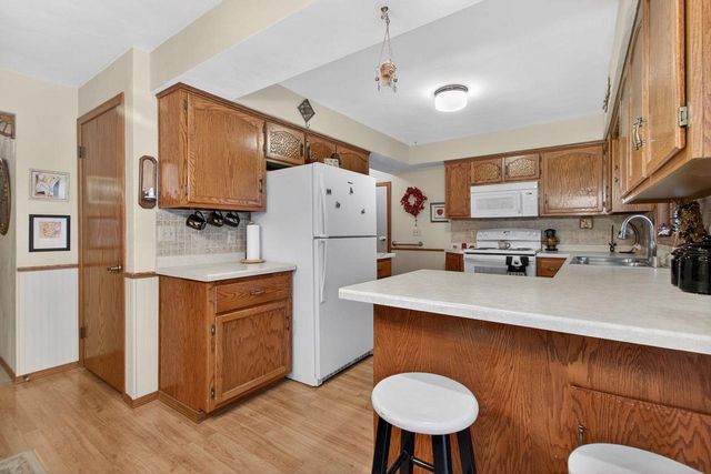 2516 W SUNNYVIEW CIRCLE, Appleton, WI 54914