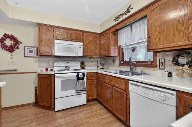 2516 W SUNNYVIEW CIRCLE, Appleton, WI 54914