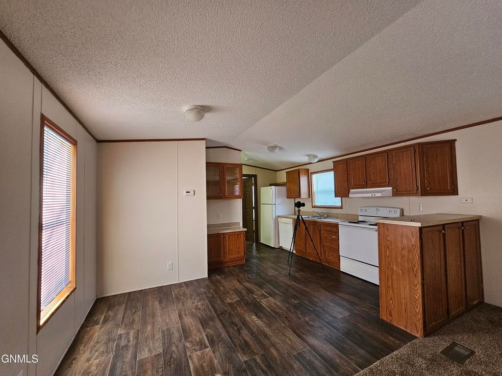 915 6th Avenue NW, Williston, ND 58801 photo 2