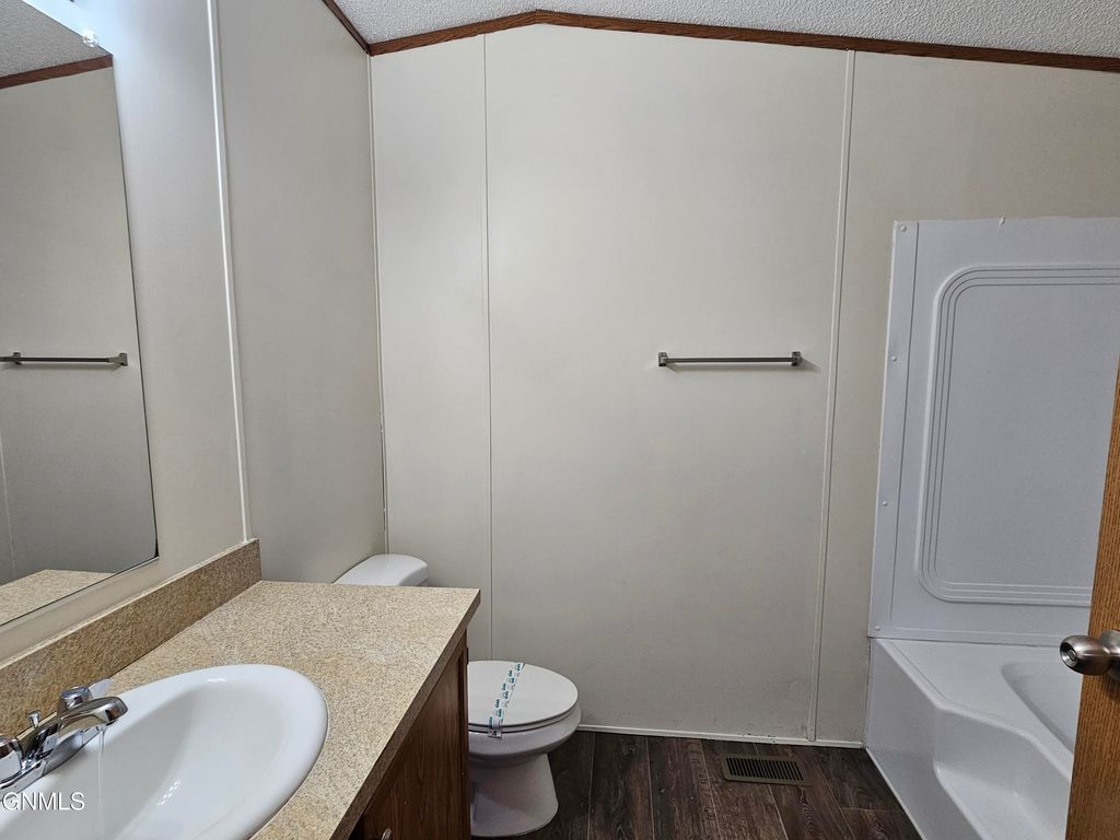 915 6th Avenue NW, Williston, ND 58801 photo 7