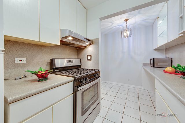 9 Oak Creek Drive 1903, Buffalo Grove, IL 60089