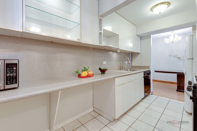 9 Oak Creek Drive 1903, Buffalo Grove, IL 60089