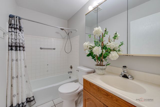 9 Oak Creek Drive 1903, Buffalo Grove, IL 60089