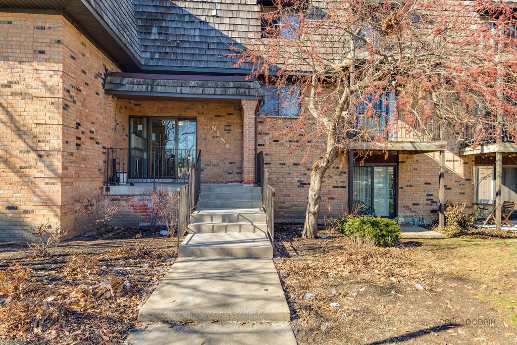 9 Oak Creek Drive 1903, Buffalo Grove, IL 60089