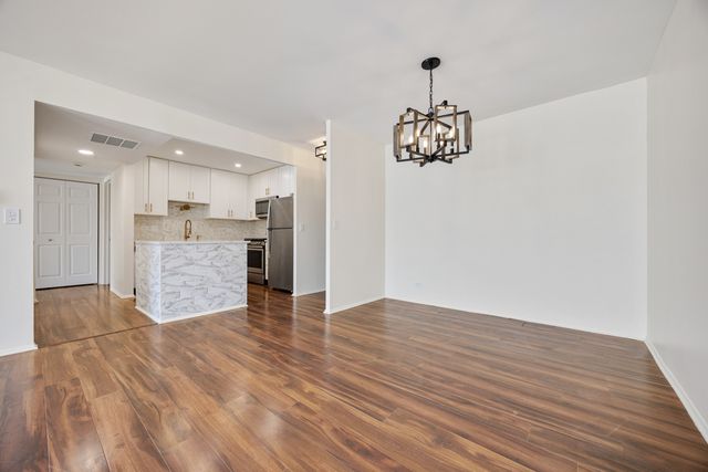 720 Wellington Avenue 117, Elk Grove Village, IL 60007