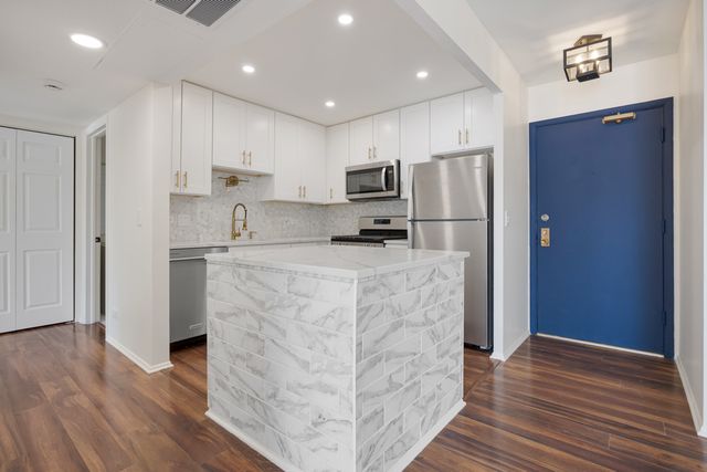 720 Wellington Avenue 117, Elk Grove Village, IL 60007