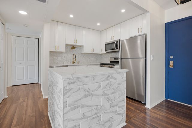 720 Wellington Avenue 117, Elk Grove Village, IL 60007