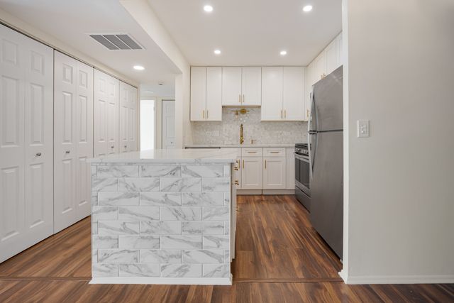 720 Wellington Avenue 117, Elk Grove Village, IL 60007