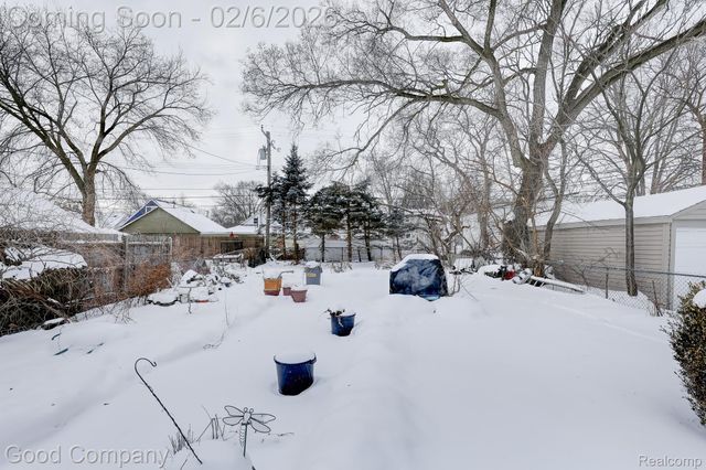 1560 E Meyers Avenue, Hazel Park, MI 48030