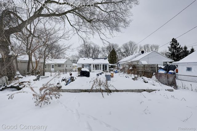 1560 E Meyers Avenue, Hazel Park, MI 48030