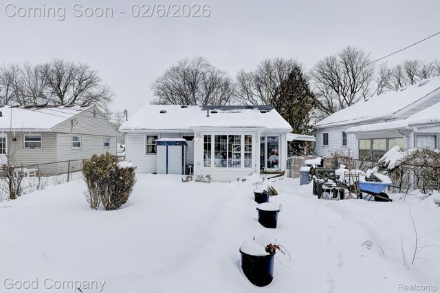 1560 E Meyers Avenue, Hazel Park, MI 48030