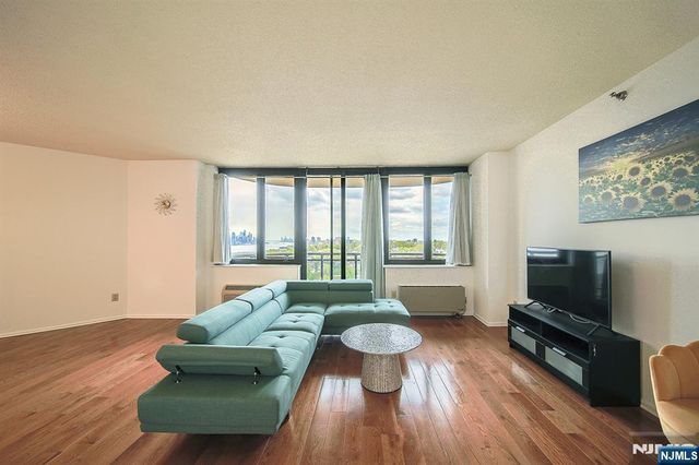 100 Carlyle Drive 16ES, Cliffside Park, NJ 07010