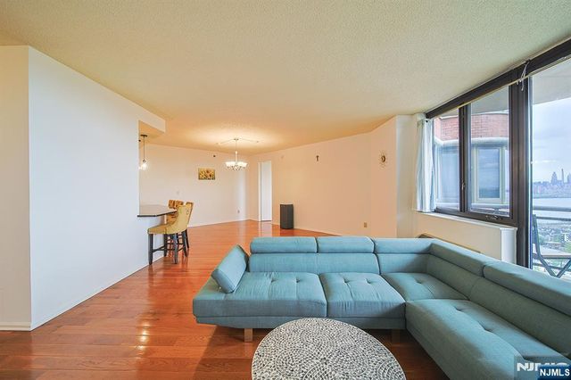 100 Carlyle Drive 16ES, Cliffside Park, NJ 07010