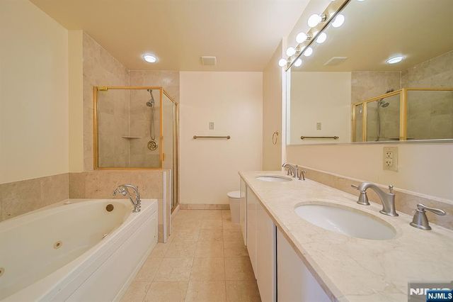 100 Carlyle Drive 16ES, Cliffside Park, NJ 07010