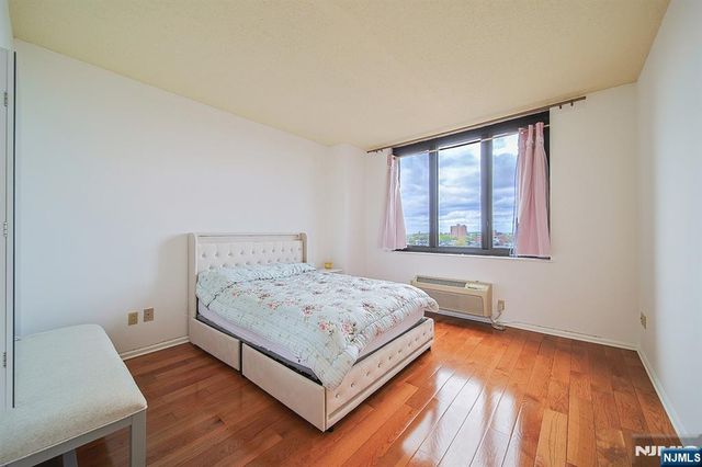 100 Carlyle Drive 16ES, Cliffside Park, NJ 07010