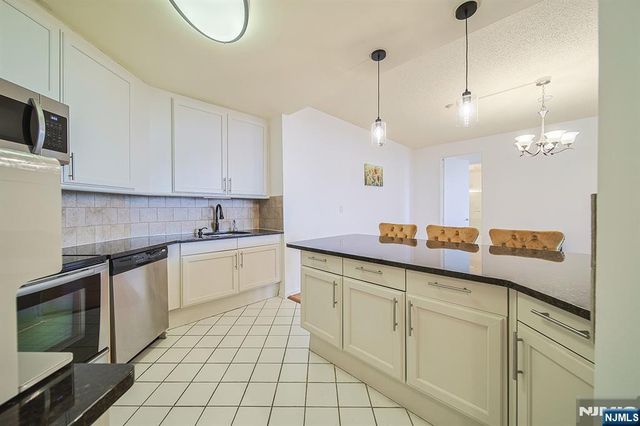 100 Carlyle Drive 16ES, Cliffside Park, NJ 07010