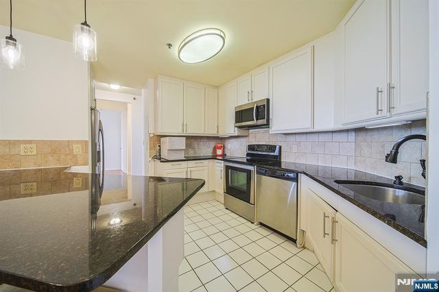 100 Carlyle Drive 16ES, Cliffside Park, NJ 07010