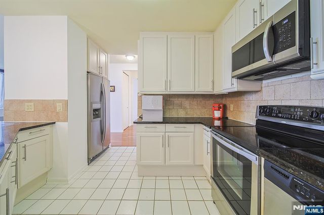 100 Carlyle Drive 16ES, Cliffside Park, NJ 07010