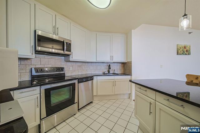 100 Carlyle Drive 16ES, Cliffside Park, NJ 07010