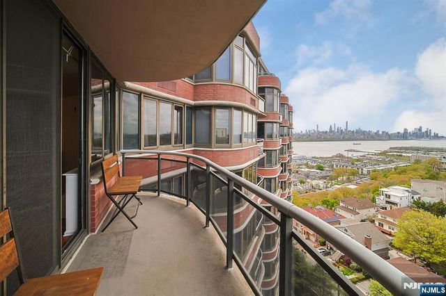 100 Carlyle Drive 16ES, Cliffside Park, NJ 07010