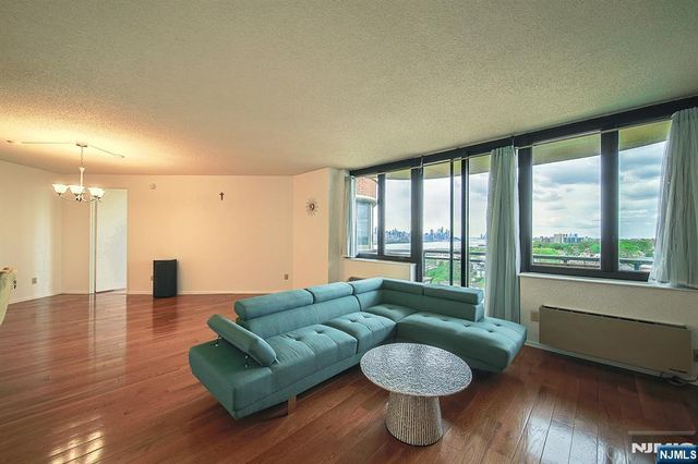 100 Carlyle Drive 16ES, Cliffside Park, NJ 07010