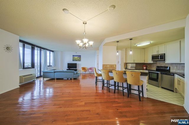 100 Carlyle Drive 16ES, Cliffside Park, NJ 07010