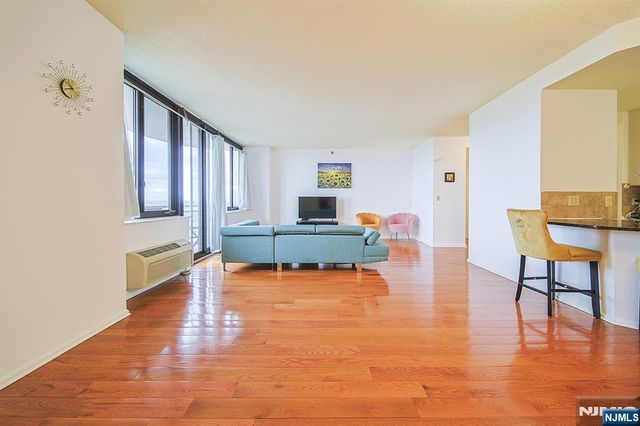 100 Carlyle Drive 16ES, Cliffside Park, NJ 07010