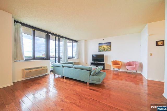 100 Carlyle Drive 16ES, Cliffside Park, NJ 07010