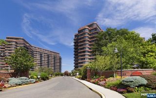 100 Carlyle Drive 16ES, Cliffside Park, NJ 07010