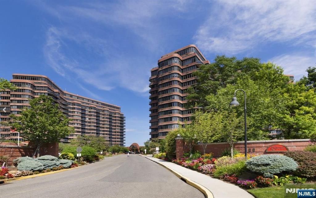 100 Carlyle Drive 16ES, Cliffside Park, NJ 07010