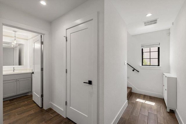 211 Honey Creek CT 6, Austin, TX 78738