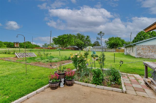 2212 Aspen Road, Gainesville, TX 76240