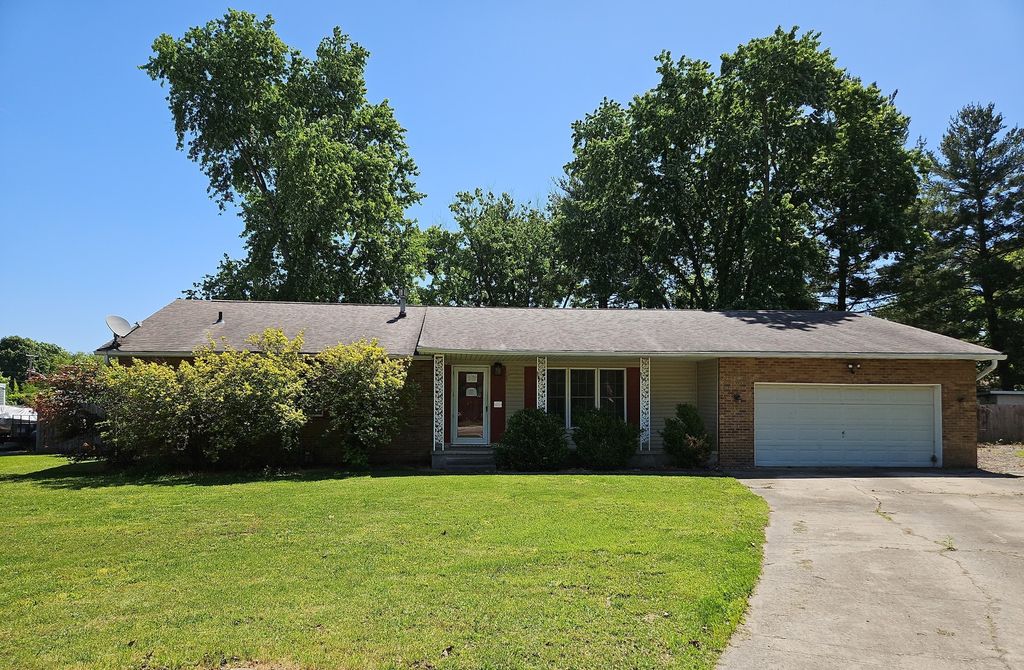 Image 1 of property listing at 142 Fielder Drive, Salem, IL 62881