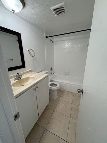 6001 NW 7th St 12, Margate, FL 33063