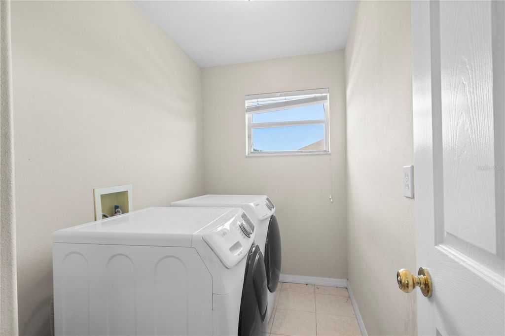 Image 25 of property listing at 31339 GLENDALOUGH WAY, Wesley Chapel, FL 33545