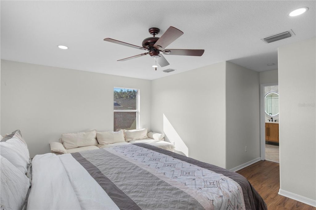 Image 28 of property listing at 31339 GLENDALOUGH WAY, Wesley Chapel, FL 33545