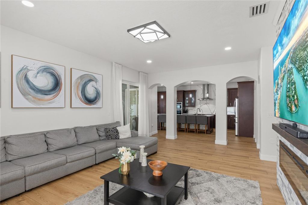 Image 10 of property listing at 31339 GLENDALOUGH WAY, Wesley Chapel, FL 33545