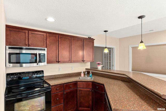 5900 W EAGLECREEK Drive, Peoria, IL 61615