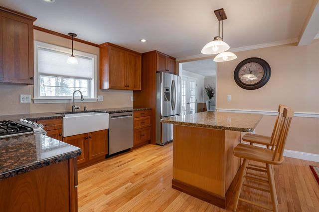 8 Collier Court, Nashua, NH 03062