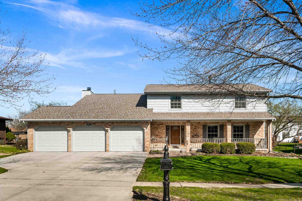 2203 Oakwood Avenue, Bloomington, IL 61704