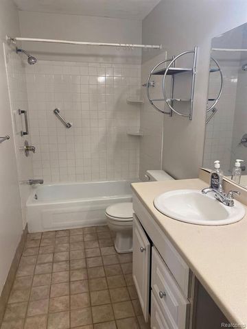 31993 W 12 Mile Rd Unit 311, Farmington Hills, MI 48334