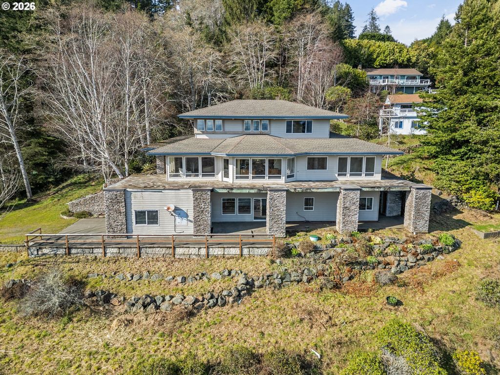 1038 MARINA HEIGHTS Rd, Brookings, OR 97415